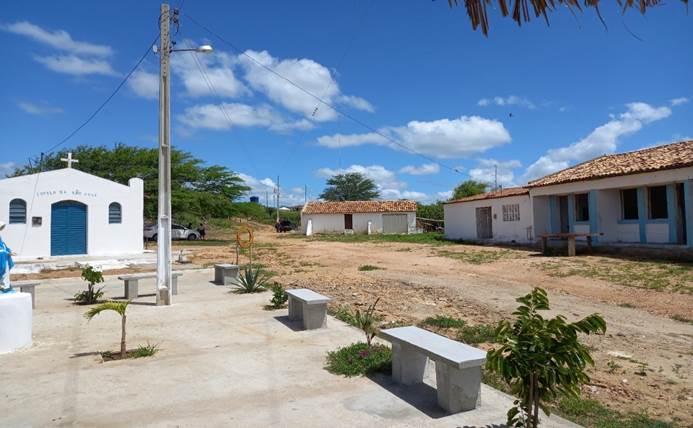 Casa com jardim na frente

Descrição gerada automaticamente