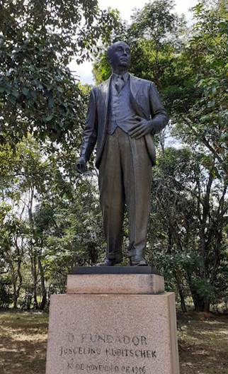 Estátua de homem em pé
O conteúdo gerado por IA pode estar incorreto.