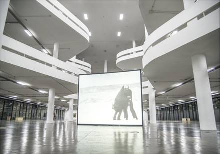 Vista da obra  <i>Wind</i> [Vento] (1968), de Joan Jonas na exposição Vento. Foto: Levi Fanan/ Fundação Bienal de São Paulo