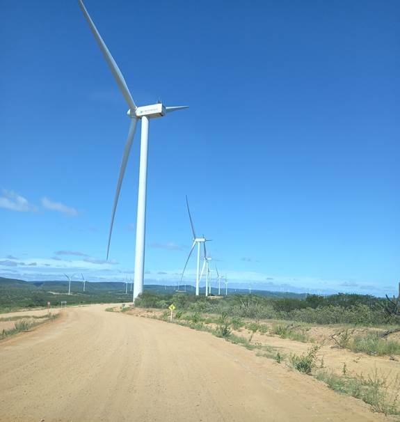 Moinho de vento sobre a terra

Descrição gerada automaticamente com confiança média