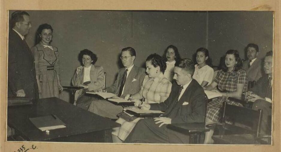 Arthur Ramos (1903-1949) e Marina de Vasconcellos (1912-1973) em sala de aula na Faculdade Nacional de Filosofia. Arquivo Arthur Ramos da Biblioteca Nacional (sem data). 