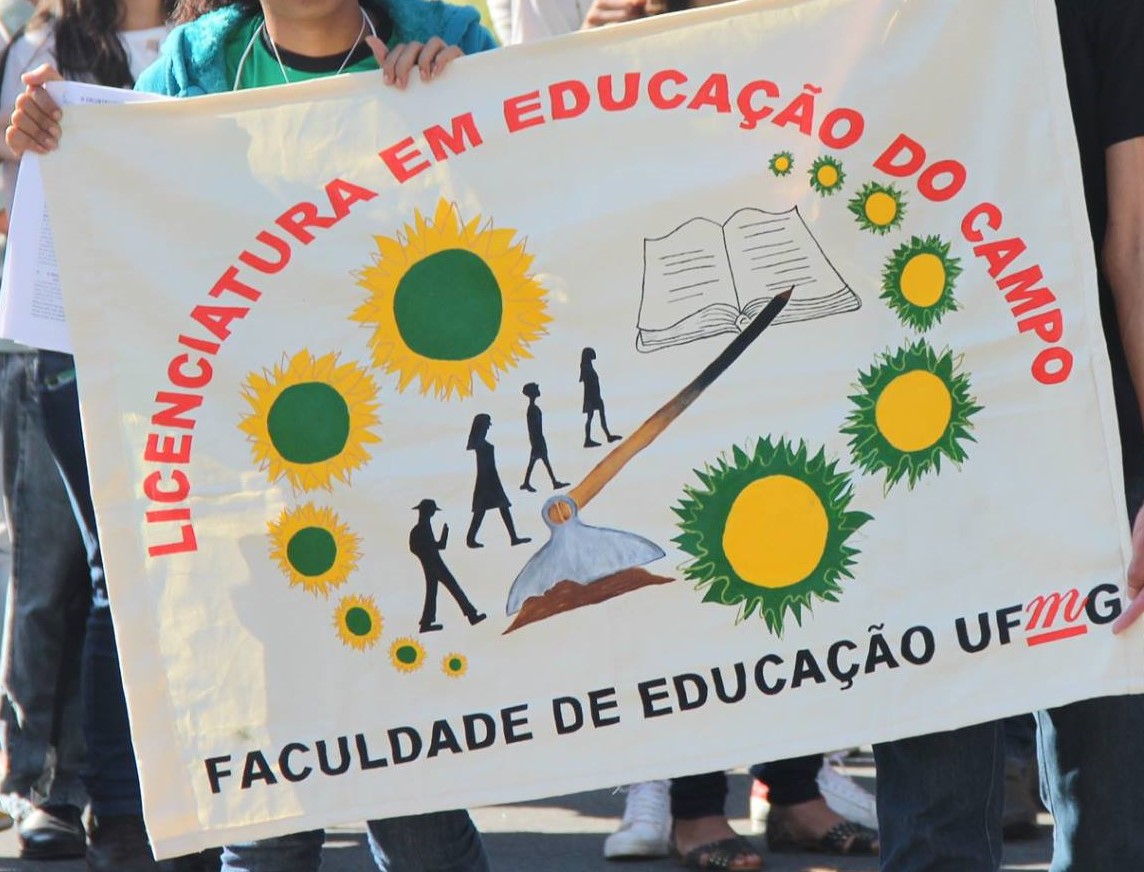 Bandera de la Licenciatura en Educación Rural (UFMG). Fuente: https://www.facebook.com/lecampo/photos/a.328996373848003/887829917964643/?type=1&theater