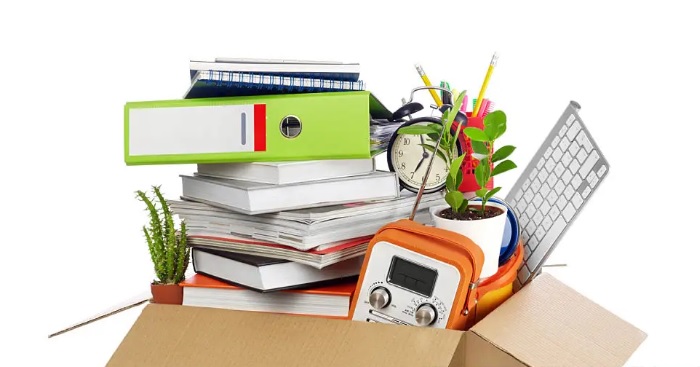 Box full of things. Source: https://www.istockphoto.com/pt/foto/caixa-cheia-de-coisas-gm488493522-74173223