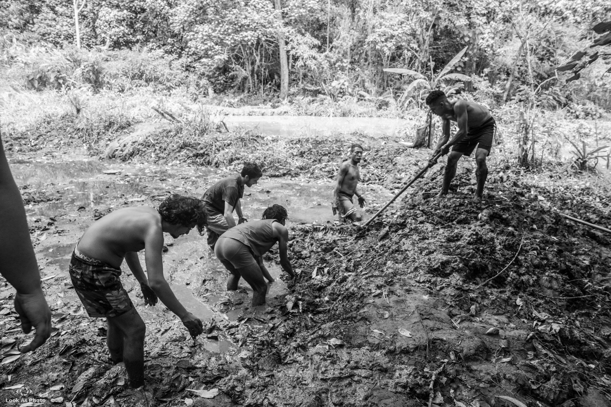 Indígenas guaraníes creando lagos en la tierra indígena Jaraguá, Tekoa Itakupé (fotos del autor)